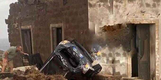 Ein zerstörtes Fahrzeug liegt abseits der Strasse an einem Haus. Auf der italienischen Mittelmeerinsel Pantelleria sind zwei Menschen bei einem Unwetter ums Leben gekommen. zwei tote tornado