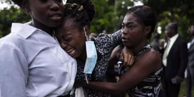Eine Frau weint während der Beerdigung eines Angehörigen in Les Cayes, der bei dem Erdbeben ums Leben kam. Foto: David de la Paz/Xinhua/dpa Eine Frau weint während der Beerdigung eines Angehörigen in Les Cayes, der bei dem Erdbeben ums Leben kam. Foto: David de la Paz/Xinhua/dpa