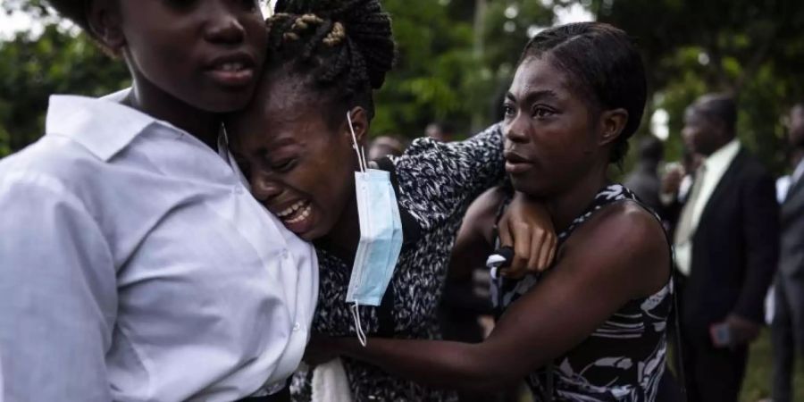 Eine Frau weint während der Beerdigung eines Angehörigen in Les Cayes, der bei dem Erdbeben ums Leben kam. Foto: David de la Paz/Xinhua/dpa