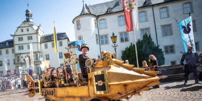Im «Steam-Punk»-Stil: mit einem Fantasy-Fahrzeug durch Bad Mergentheim. Foto: Christoph Schmidt/dpa Im «Steam-Punk»-Stil: mit einem Fantasy-Fahrzeug durch Bad Mergentheim. Foto: Christoph Schmidt/dpa