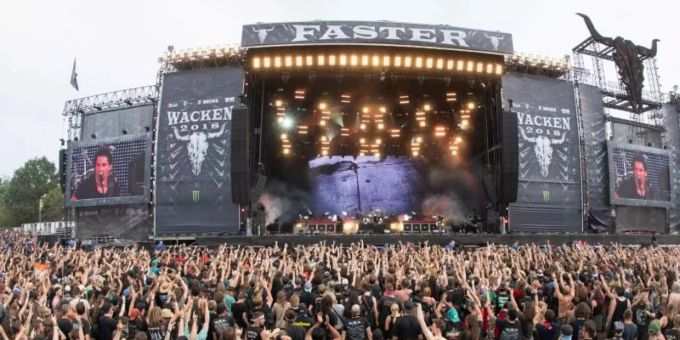 Festivalbesucher vor einer der Hauptbühnen des Wacken Open Air Festivals 2018. Foto: Daniel Reinhardt/dpa Festivalbesucher vor einer der Hauptbühnen des Wacken Open Air Festivals 2018. Foto: Daniel Reinhardt/dpa