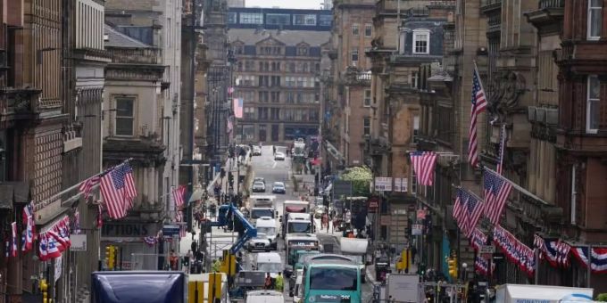 Amerikanische Flaggen und Fahnen im Stadtzentrum von Glasgow. Foto: Andrew Milligan/PA Wire/dpa Amerikanische Flaggen und Fahnen im Stadtzentrum von Glasgow. Foto: Andrew Milligan/PA Wire/dpa