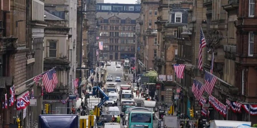 Amerikanische Flaggen und Fahnen im Stadtzentrum von Glasgow. Foto: Andrew Milligan/PA Wire/dpa