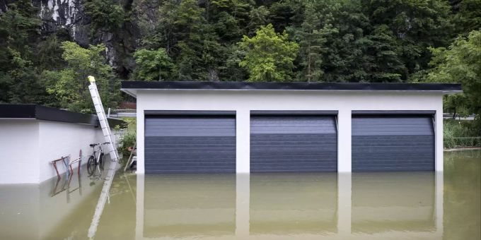 Eine Garage in Seewen am Mittwoch, 14. Juli 2021. Aufgrund der heftigen Regenfaelle ist der Lauerzersee in Schwyz ueber das Ufer getreten. LAUERZERSEE