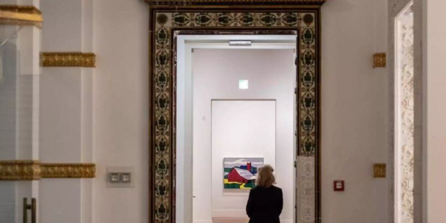 Blick in die Ausstellung "The Cool and the Cold. Malerei aus den USA und der UdSSR 1960–1990. Sammlung Ludwig" im Berliner Gropius Bau. Foto: Paul Zinken/dpa