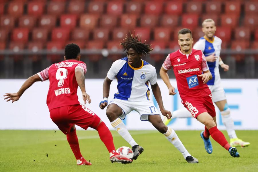 GCs Kaly Sene (m.) im Duell mit Vagner (l.) vom FC Sion.