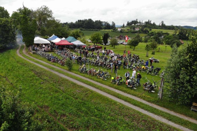 Über 100 Töfflis waren zum Teil in Jona.