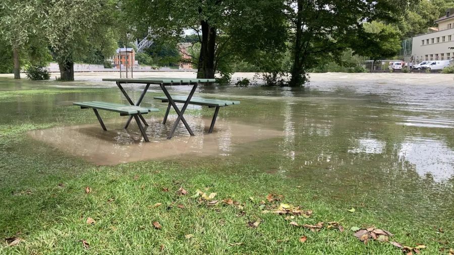 Die Aare ist in Bern über das Ufer getreten.