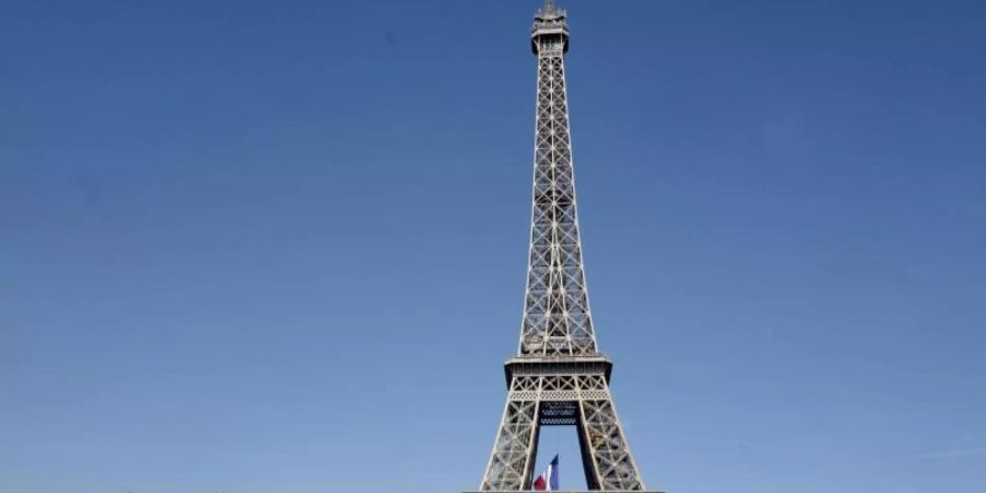 Über Monate musste der Eiffelturm geschlossen bleiben. Nun ist ein Besuch wieder möglich. Foto: Michel Spingler/AP/Archiv/dpa