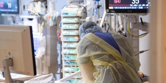 Ein Intensivpfleger behandelt auf einer Intensivstation einen Covid-19-Patienten. Covid