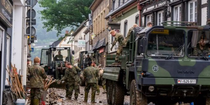 Soldaten bei Aufräumarbeiten in Altenahr nach der Flut Soldaten bei Aufräumarbeiten in Altenahr nach der Flut