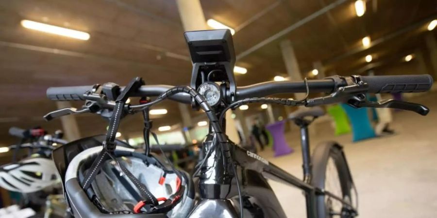 E-Bikes bei der Vorstellung einer Fahrradgarage der Robert Bosch GmbH. Foto: Sebastian Gollnow/dpa