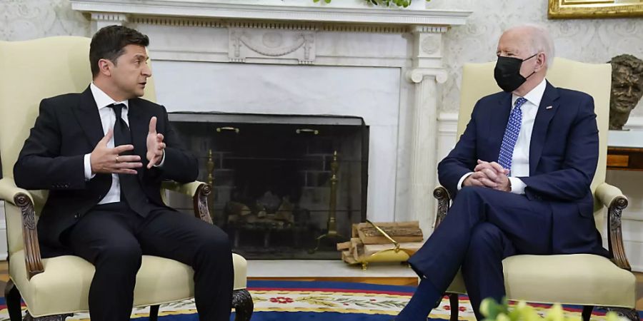 Joe Biden (r), Präsident der USA, hört Wolodymyr Oleksandrowytsch Selenskyj, Präsident der Ukraine, während eines Gespräches im Oval Office zu. Foto: Evan Vucci/AP/dpa