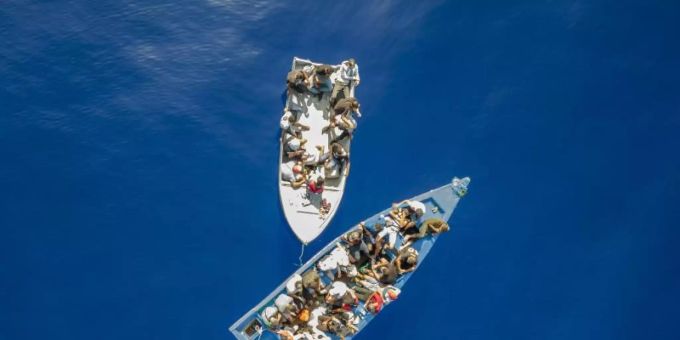 Eine Gruppe mutmasslicher Migranten aus Tunesien, treibt auf zwei Booten im Mittelmeer vor der Insel Lampedusa. (Archivbild) Migranten Boot