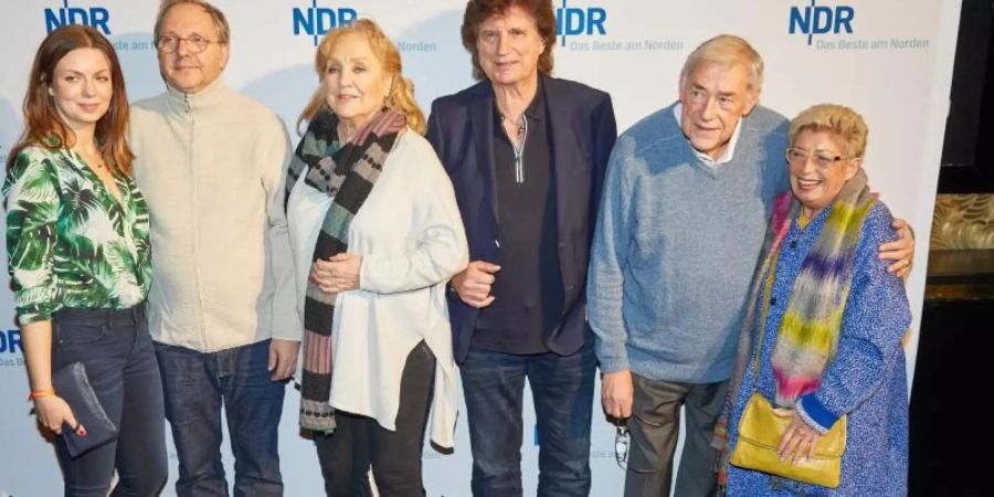 Wilfried Dziallas (zweiter von rechts) bei einer Kino-Preview im Jahr 2018. Foto: Georg Wendt/dpa
