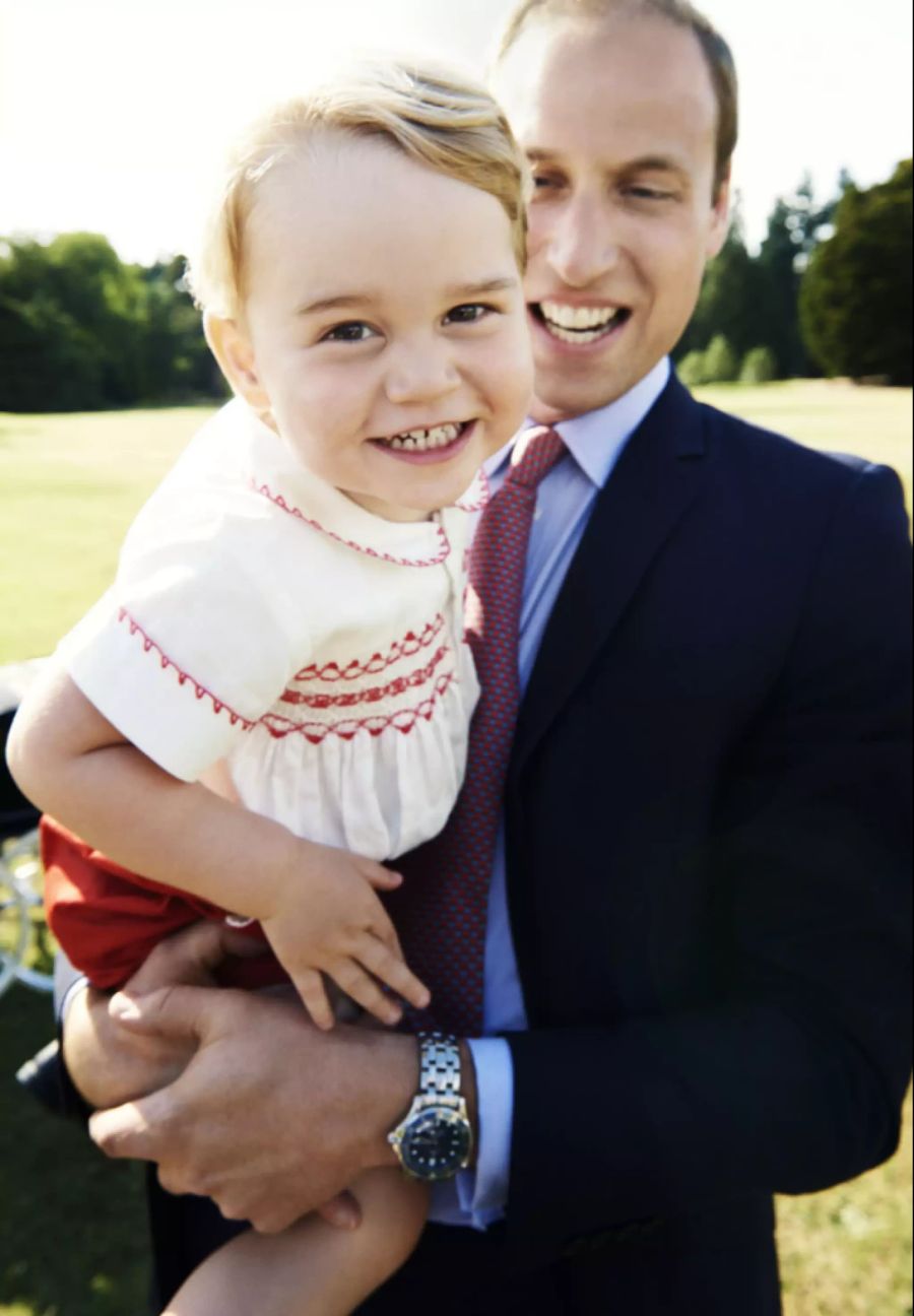 Nach der Taufe von Prinzessin Charlotte entstand dieser Schnappschuss. Später wurde das Foto als offizielles Bild zu Prinz Georges zweitem Geburtstag geteilt.