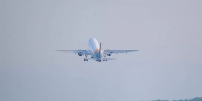 Ein Flugzeug hebt am frühen Morgen von der Startbahn ab. Foto: Jonas Walzberg/dpa Ein Flugzeug hebt am frühen Morgen von der Startbahn ab. Foto: Jonas Walzberg/dpa