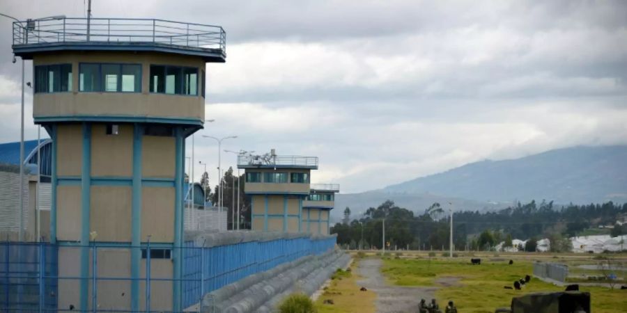 Soldaten bewachen Gefängnis in Ecuador