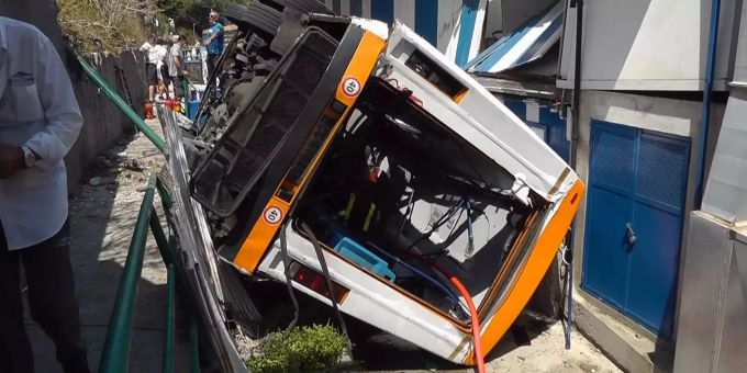 Ein Blick auf die Unfallstelle, an der ein Kleinbus mit einem Dutzend Personen von der Straße abkam und verunglückte, auf der Insel Capri. Capri
