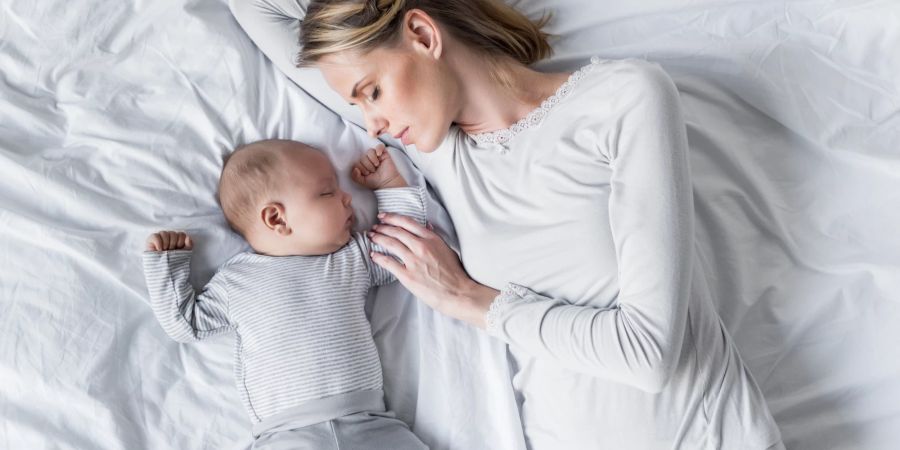 Zuckungen im Schlaf des Babys sind normal, aber sie deuten wahrscheinlich nicht darauf hin, dass das Kind träumt.