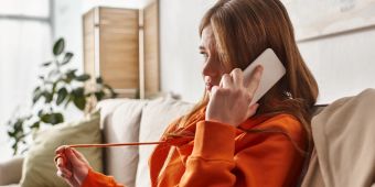mädchen telefoniert ängstlich