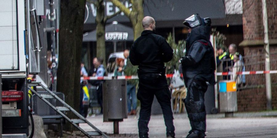 Einsatzkräfte in einem abgesperrten Bereich in der Innenstadt von Bochum.