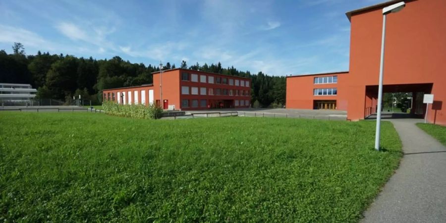 Das Schulhaus Erlen, welches durch einen Trakt 4 erweitert werden soll