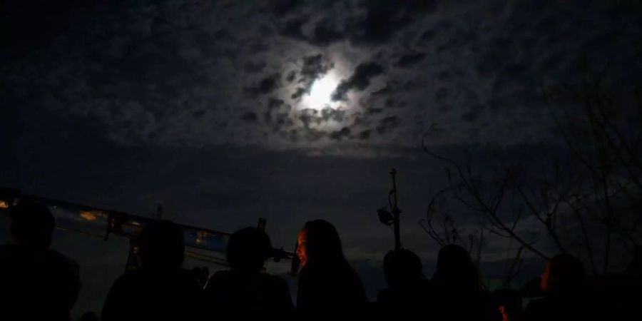 Schaulustige versammeln sich, um den «Super-Blau-Blutmond» in Quezon City (Philippinen) zu sehen.