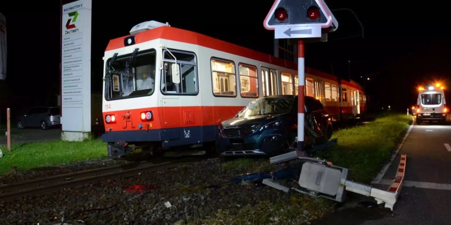 Die Waldenburgerbahn rammte das Auto auf dem Bahnübergang in Niederdorf BL.