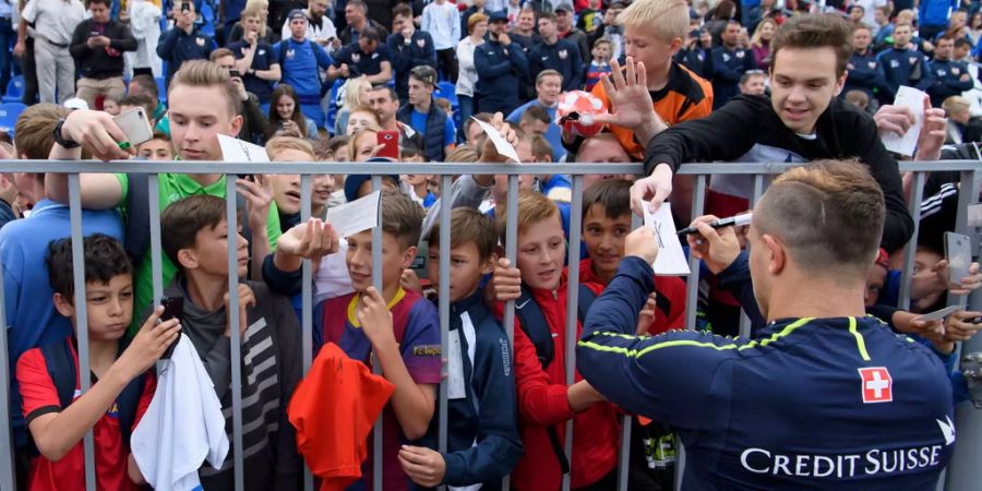 Nati-Star Shaqiri versucht die Autogrammwünsche der vielen Kinder in Toljatti zu erfüllen.