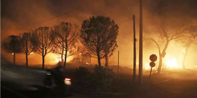 Dramatische Waldbrände hielten die Region um Athen in Atem. Dramatische Waldbrände hielten die Region um Athen in Atem.