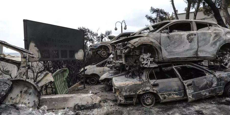 Die Aufräumarbeiten in Athen haben begonnen – zahlreiche Häuser und Autos brannten komplett nieder.