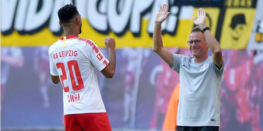 Leipzigs Torschütze Matheus Cunha (l) jubelt nach seinem Treffer zum 2:0 mit RB-Cheftrainer Ralf Rangnick