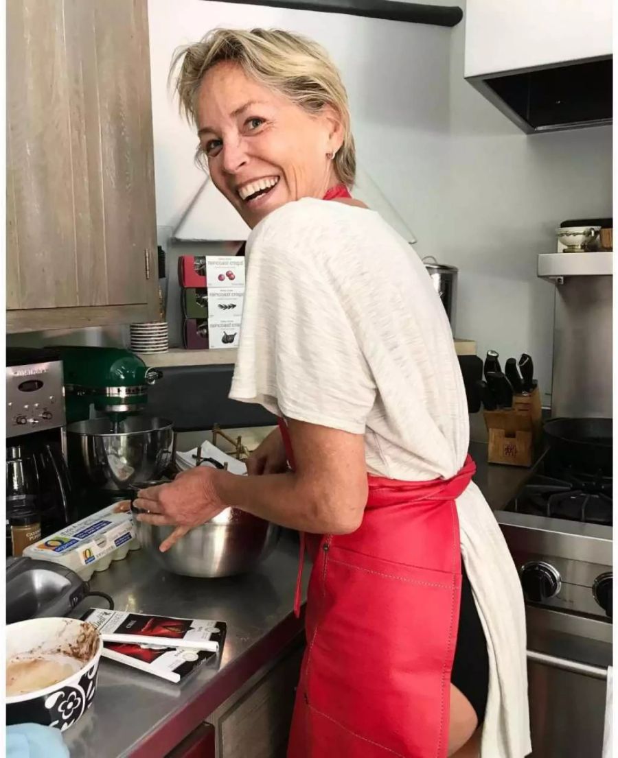 Au Backe: Sharon Stone mischt halbnackt Schweizer Schoggi in ihren Kuchen.