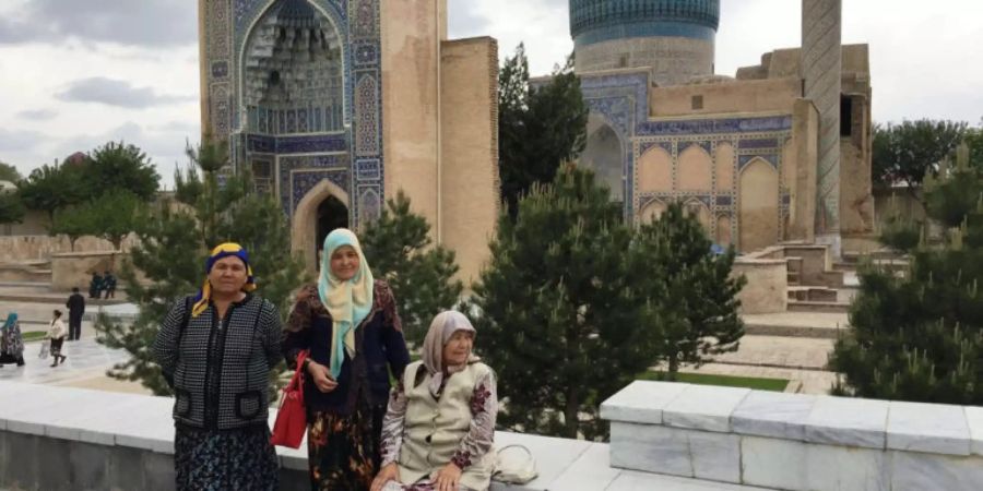 Usbeken reisen viel und gerne im eigene Land – hier vor dem Gur Emir Mausoleum in Samarkand, Bild: Sabine Biedermann.