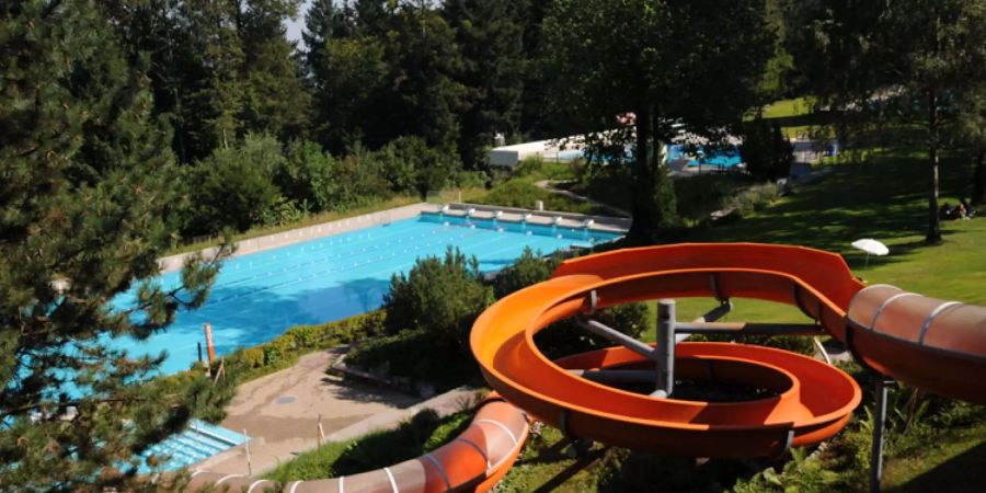 Das Waldschwimmbad Zimmeregg in Luzern mit der Wasserrutsche und zwei Pools.
