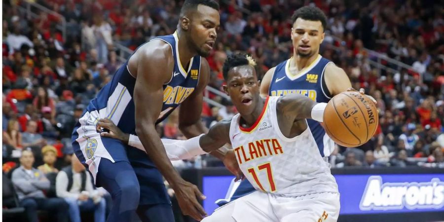 Dennis Schröder (Mitte) spielte fünf Jahre lang für die Atlanta Hawks.