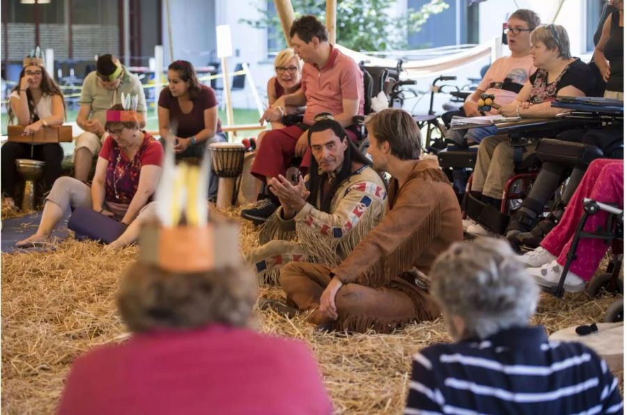 Schauspieler Tom Volkers, links, als Winnetou und Christoph Kottenkamp, rechts, als Old Shatterhand der Winnetou Festspiele in Engelberg - Keystone