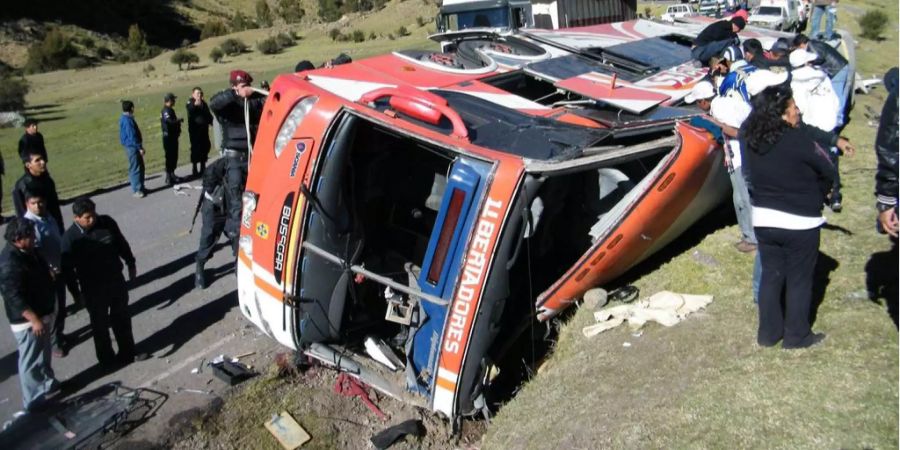 Ein verunfallter Bus in Lima.