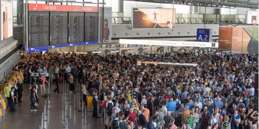 Tausende Passagiere stehen dicht gedrängt in Halle A im Terminal 1 des Flughafens Frankfurt.