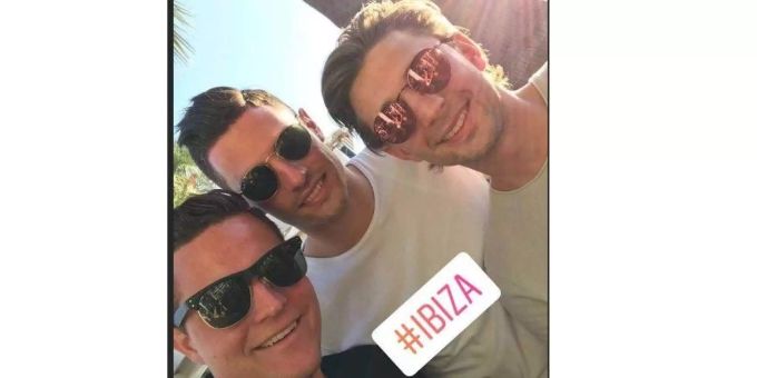 Auch Fabian Schär geniesst den Sommer auf Ibiza. Auch Fabian Schär geniesst den Sommer auf Ibiza.