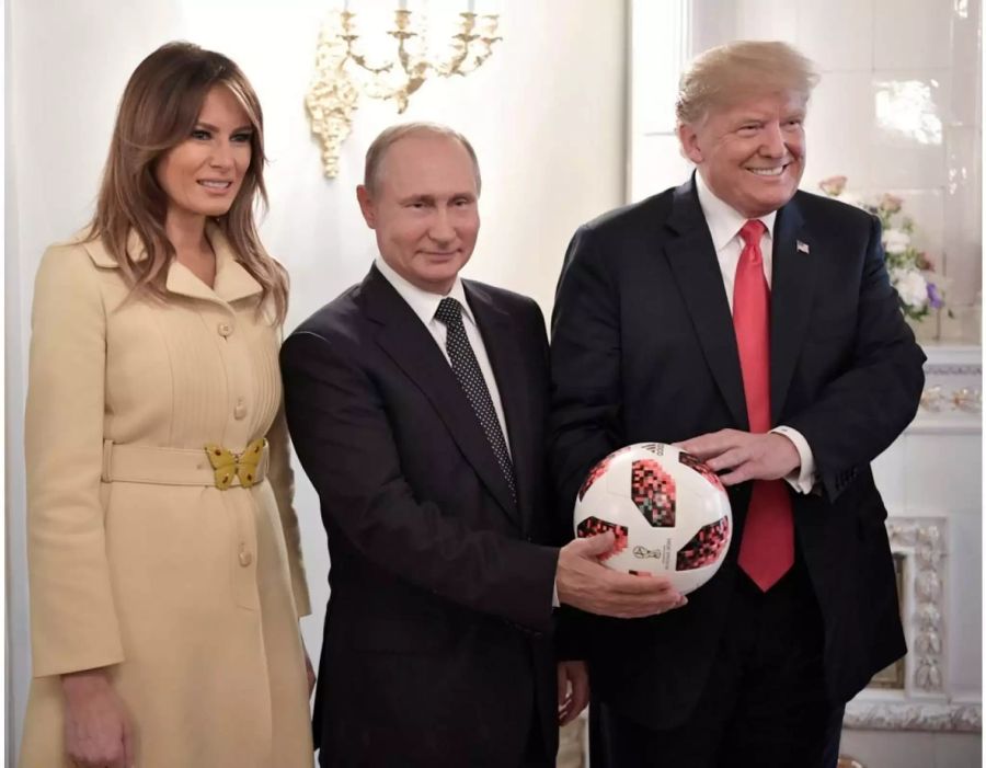 Donald Trump hat beim Foto-Shooting mit seiner Gattin Melania und Wladimir Putin ein breites Grinsen im Gesicht.