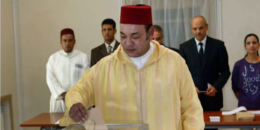 König Mohammed VI. bei einer Stimmabgabe in Rabat (Archivbild).