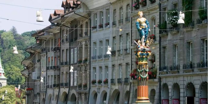 Der Gerechtigkeitsbrunnen in Bern wird für 15'000 Franken restauriert. Der Gerechtigkeitsbrunnen in Bern wird für 15'000 Franken restauriert.