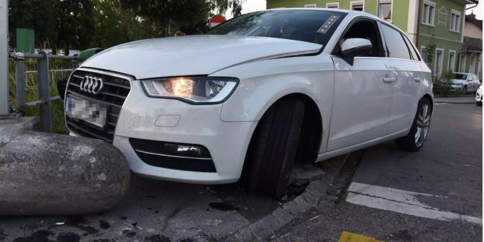 Als der Fahrer nicht auf die Strasse achtete, kam der Wagen von der Strasse ab und kollidierte mit einem Steinpoller. Als der Fahrer nicht auf die Strasse achtete, kam der Wagen von der Strasse ab und kollidierte mit einem Steinpoller.