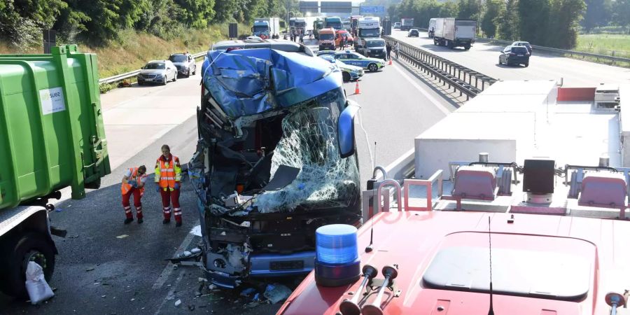 Der Reisebus fuhr nach Polizeiangaben auf einen Mülltransporter auf.