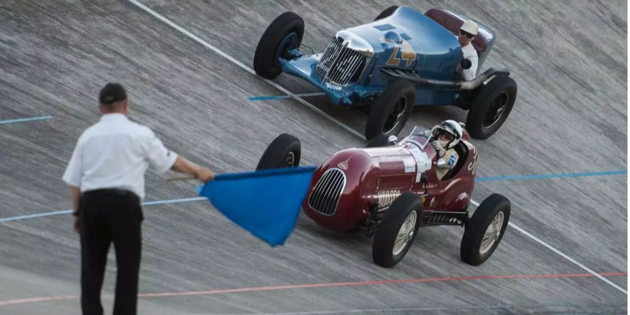 Die historischen Rennautos drehten auf dem Betonoval mit den vier bis zu 45 Grad geneigten Kurven ihre Runden.