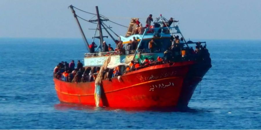 Ein Flüchtlingsboot im Mittelmeer. Unter der neuen italienischen Regierung wird ein harter Kurs gegen Migranten gefahren.