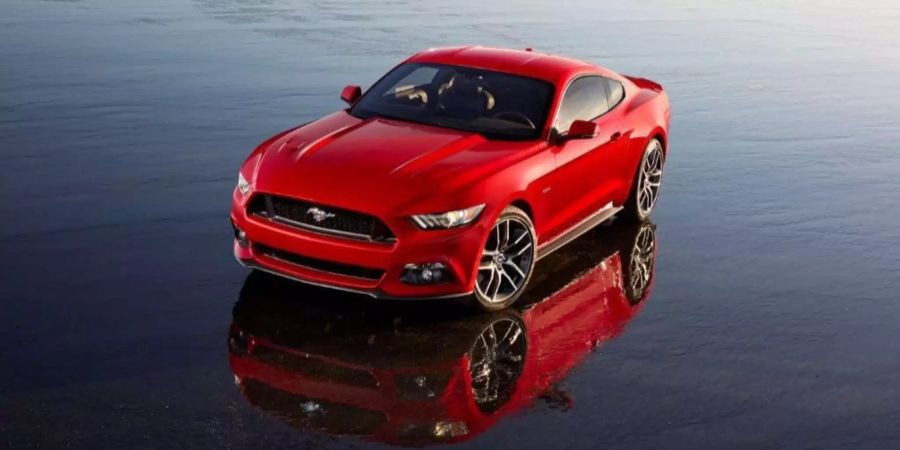 Die neuste Generation Ford Mustang zitiert das Original gekonnt.