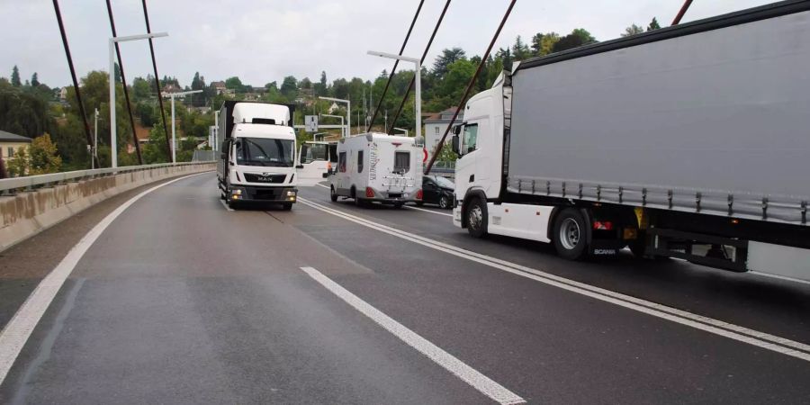 An Unfall beteiligter weisser Lastwagen und weisses Wohnmobil - Keystone